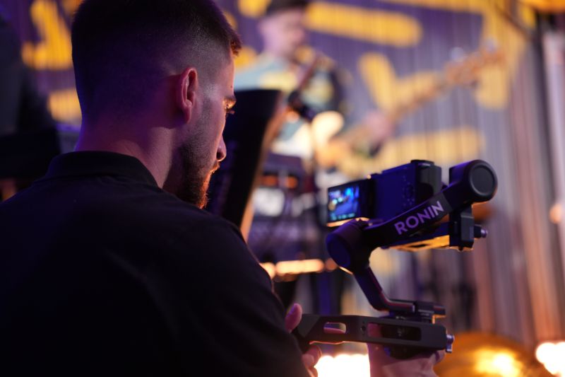 Dayan bei der professionellen Foto- und Content-Produktion für Unternehmen in Hessen
